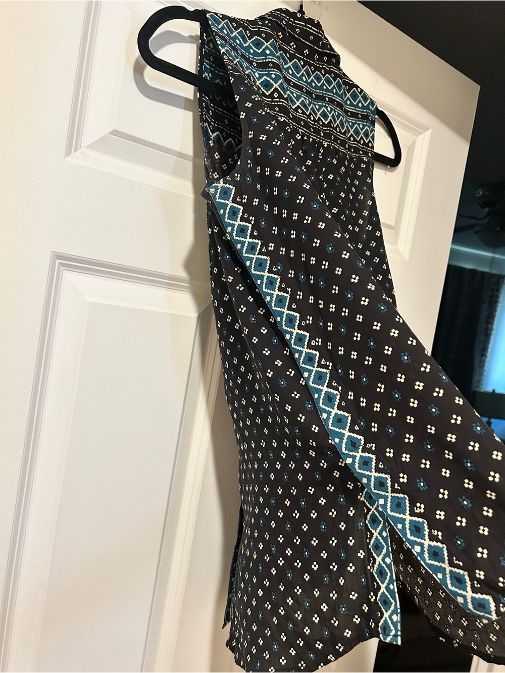 Anthropologie Akemi + Kin Black & Teal Sleeveless Button-Down Shirt - Picture 5 of 16